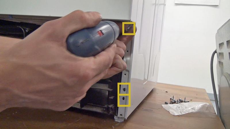 Schrauben der rechten Gehäuseabdeckung entfernen