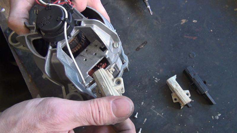 Kohlebürsten entfernen