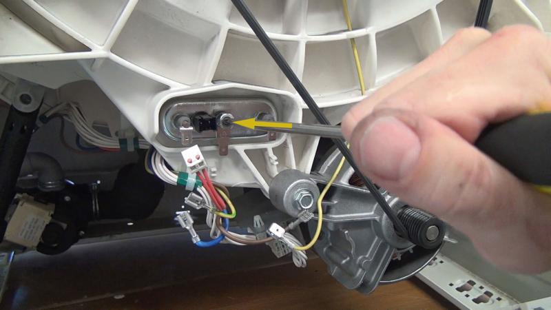 Schraube samt Gewinde nach innen drücken