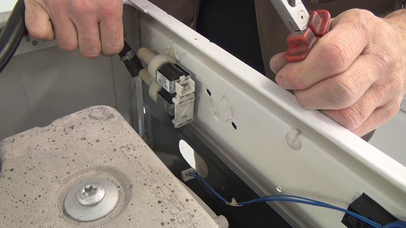 Zulaufschläuche wieder aufsetzen