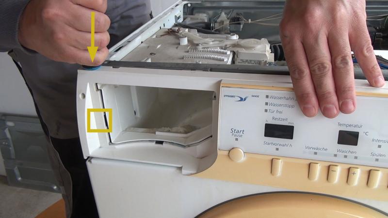 Widerhaken der Bedientafel lösen 04