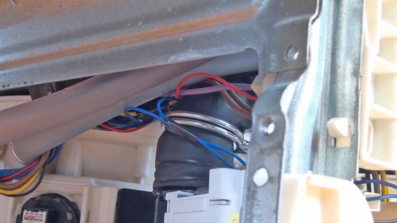 Auf die Kabel aufpassen Auf die Kabel aufpassen