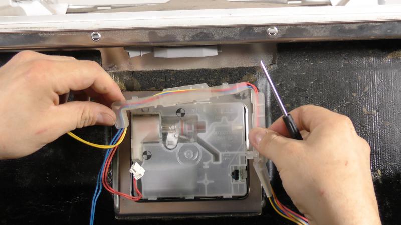 Spülmaschine untere Türdichtung wechseln-Kabelumlenkung entfernen Spülmaschine untere Türdichtung wechseln-Kabelumlenkung entfernen