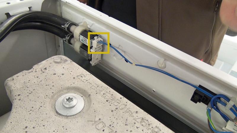 Elektrischen Anschluss wieder einstecken