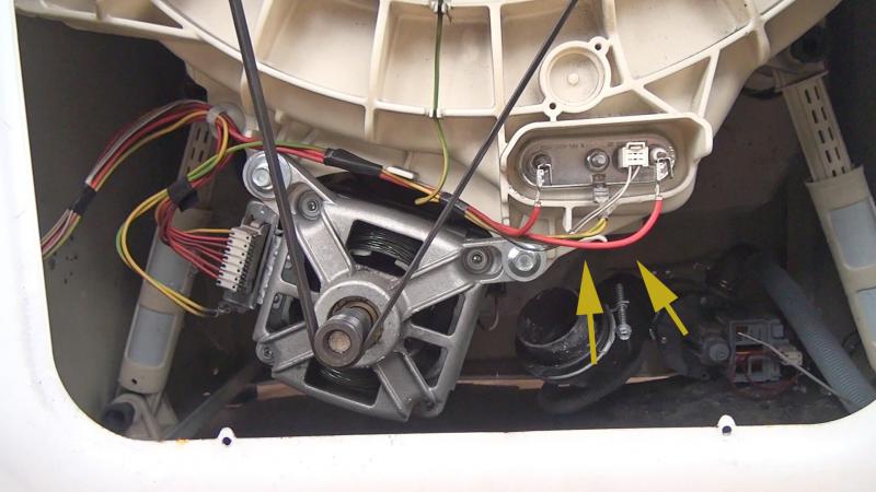 Eventuell Fremdkörper durch die Öffnung des Ablaufbalges entfernen