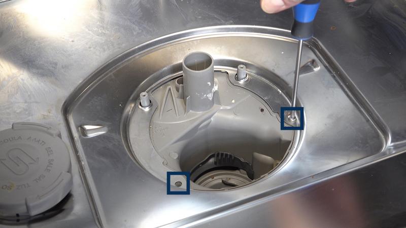 Zwei weiteren Schrauben des Pumpentopfes abschrauben