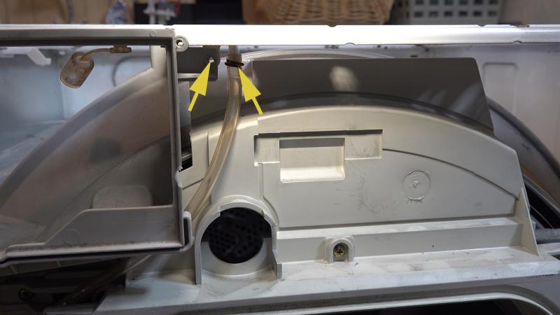 Seitlichen Schlauch des Kondensatbehältergehäuses entfernen Seitlichen Schlauch des Kondensatbehältergehäuses entfernen