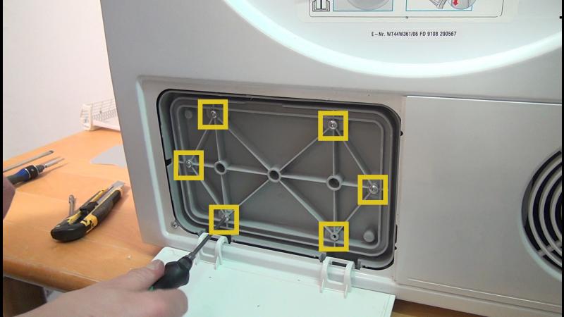 Neue Wartungsklappe des Kondensators verschrauben