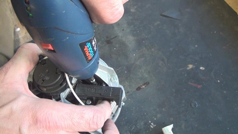 Neue Kohlebürsten verschrauben