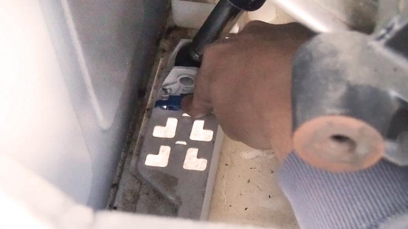 Stoßdämpfer Sicherung wieder einklicken Stoßdämpfer Sicherung wieder einklicken