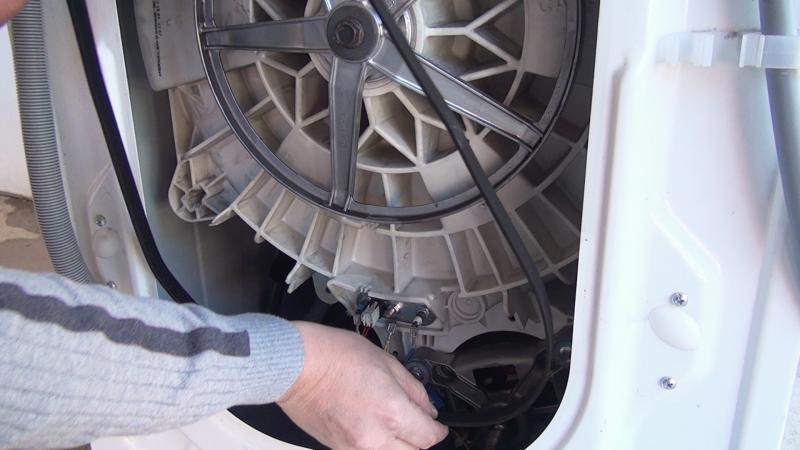 Keilriemen auf die Motorwelle einsetzen Keilriemen auf die Motorwelle einsetzen