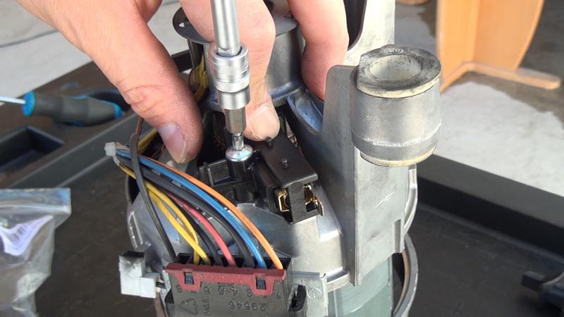 Neue Motorkohlen festschrauben und für die andere Kohlebürste widerholen Neue Motorkohlen festschrauben und für die andere Kohlebürste widerholen