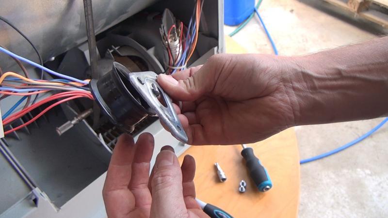 Kaputte Spannrolle entfernen Kaputte Spannrolle entfernen