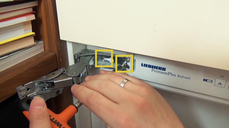 Schrauben des Schaniers vom Kühlschrank lösen Schrauben des Schaniers vom Kühlschrank lösen