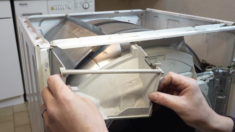 Kondensatbehältergehäuse entfernen Kondensatbehältergehäuse entfernen