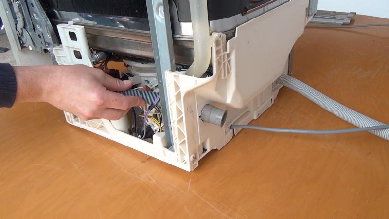 Ablaufschlauch ausfädeln Ablaufschlauch ausfädeln