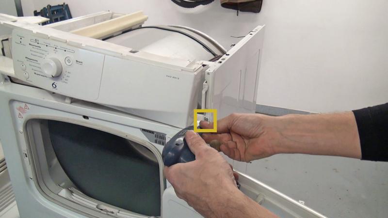 Obere Schrauben der rechten Gehäuseabdeckung entfernen