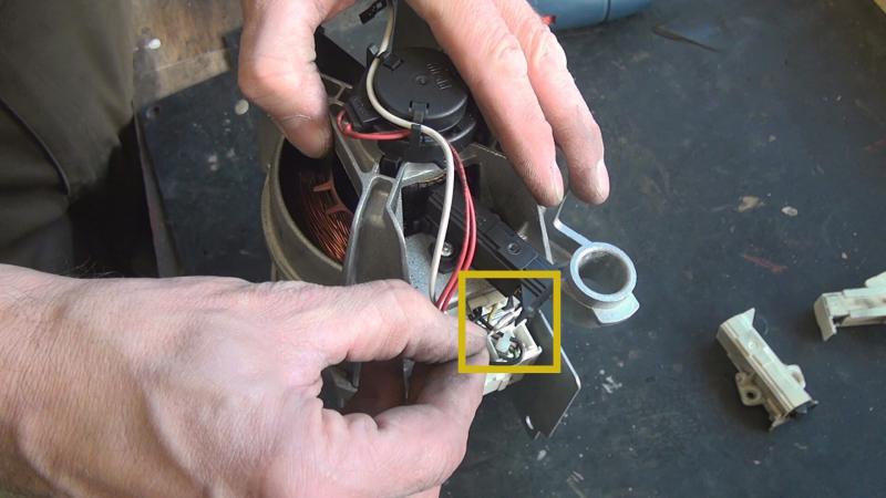 Neue Kohlebürsten anschließen