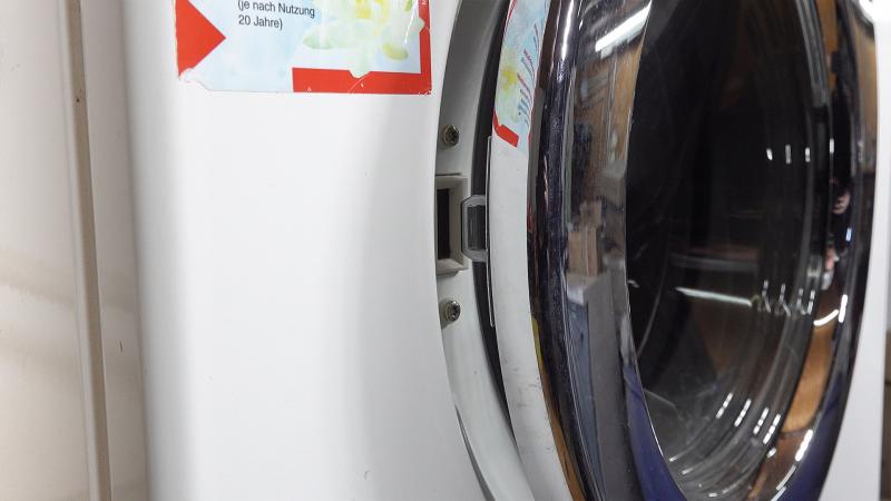 Nach dem Ziehen der Notentriegelung ist die Tür offen Nach dem Ziehen der Notentriegelung ist die Tür offen