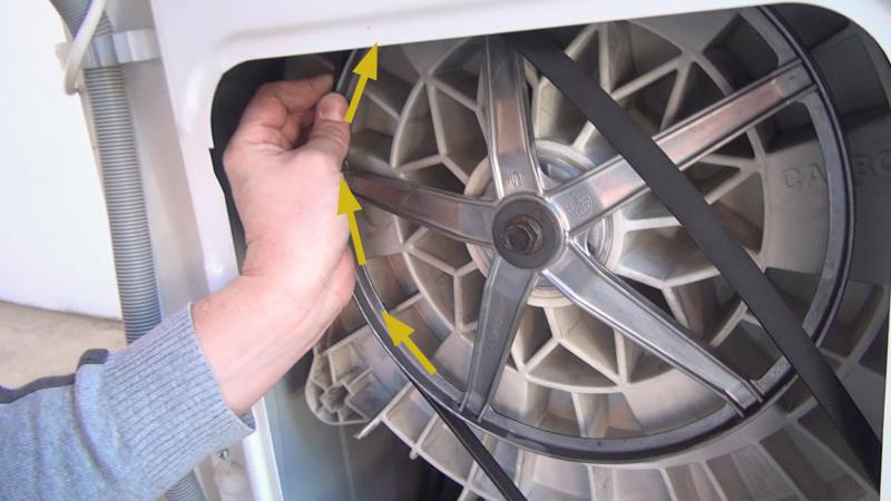 Keilriemen auf die Riemenscheibe aufdrehen Keilriemen auf die Riemenscheibe aufdrehen