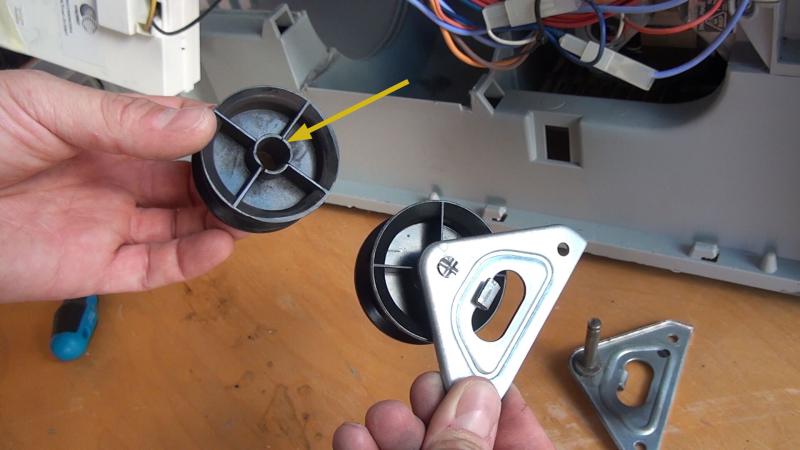 Defekte und neue Spannrolle Defekte und neue Spannrolle