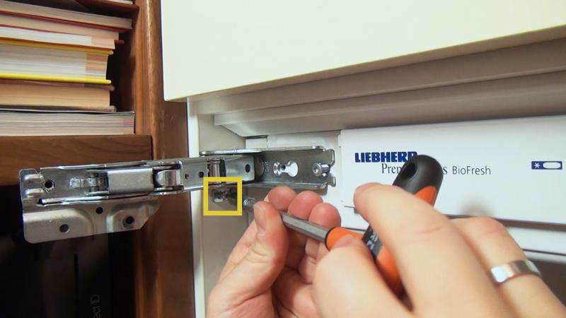 Schrauben des Schaniers vom Einbauschrank entfernen Schrauben des Schaniers vom Einbauschrank entfernen