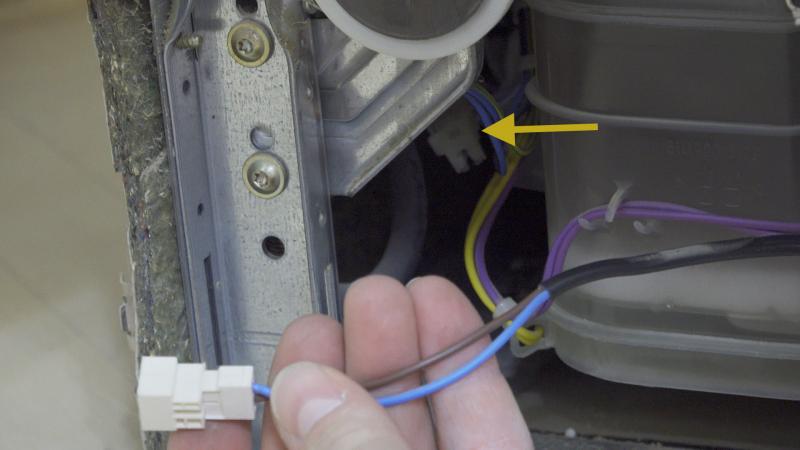 Stromanschluss des Aquastops abziehen