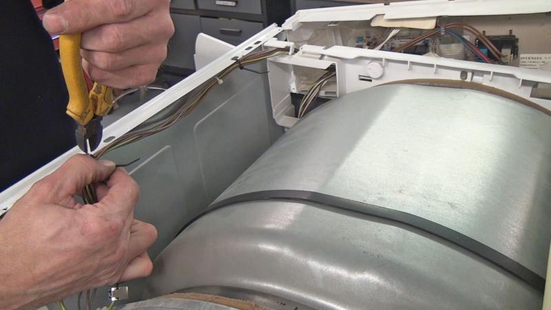 Kabelbinder des Heizelements lösen