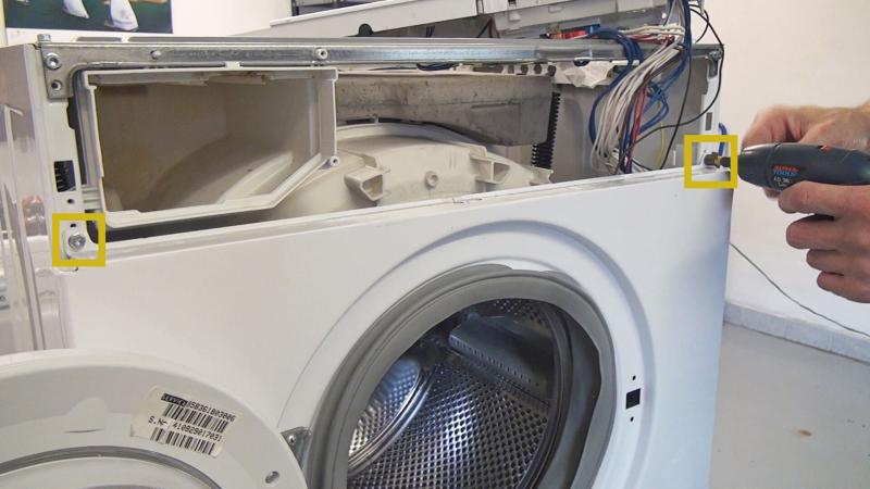 Oberen Schrauben der Front entferne Oberen Schrauben der Front entferne