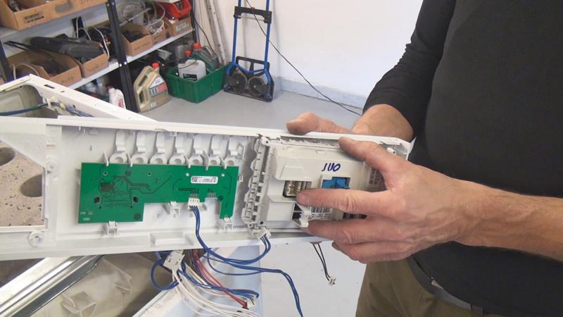 Elektronik in die Bedienblende einsetzen Elektronik in die Bedienblende einsetzen