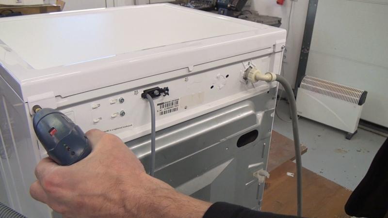 Gerätedeckel verschrauben