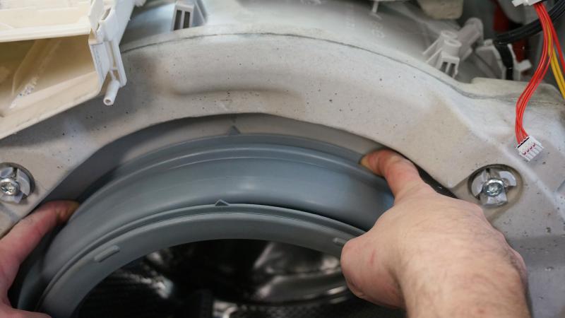 Richtigen Sitz der Türmanschette kontrollieren