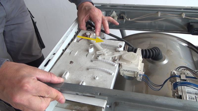 Aufnahme der Waschmittellade zur Seite drücken