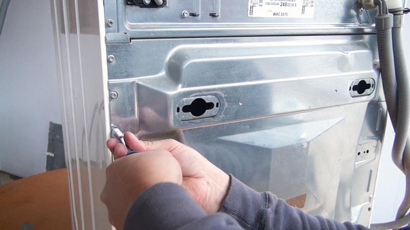 Rückwand wieder verschrauben Rückwand wieder verschrauben