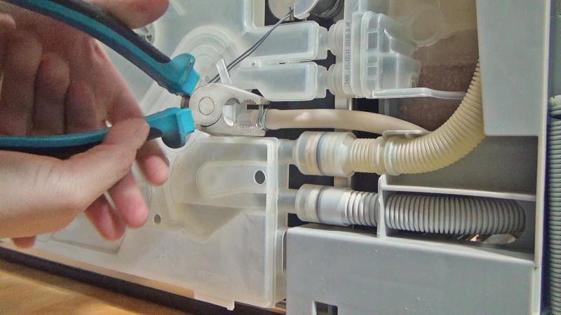 Klemme vom Zulaufschlauch lösen