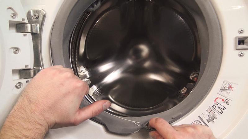 Spannfeder der Türmanschette entfernen Spannfeder der Türmanschette entfernen