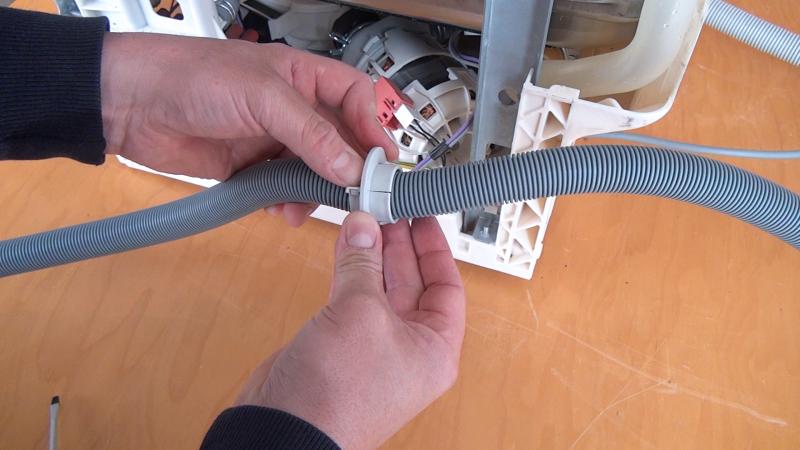 Durchführung des Ablaufschlauches montieren Durchführung des Ablaufschlauches montieren