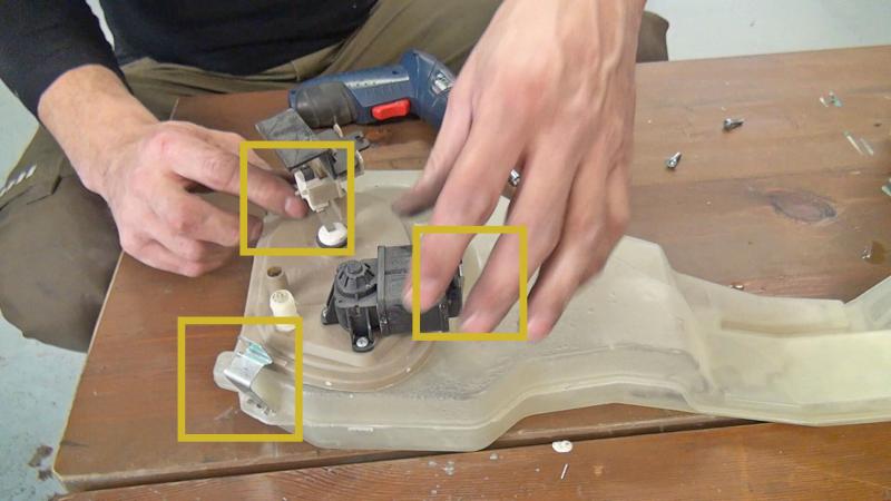 Klammern der Pumpenaufnahme lösen