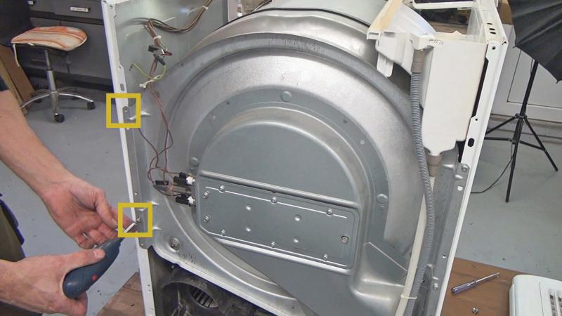 Schrauben der Trommelaufnahme auf der rechten Seite lösen
