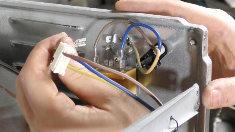 Stromanschluss vom Entstörfilter anstecken