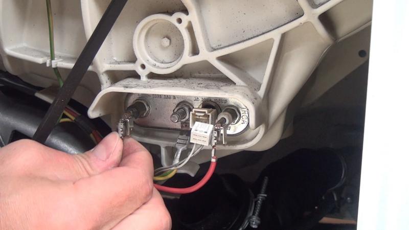 Drähte an den Heizstab wieder anschließen