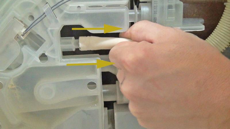 Zulaufschlauch entfernen