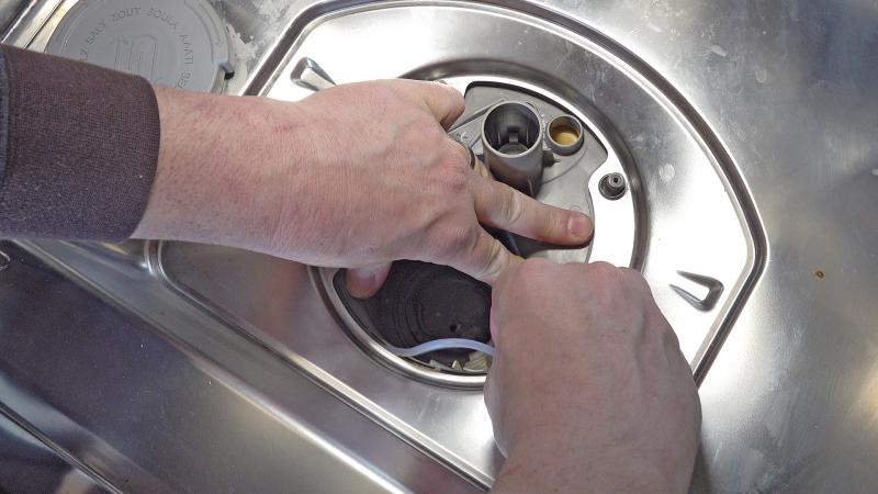 Dichtung unter dem Bodenblech der Spülmaschine verstauen