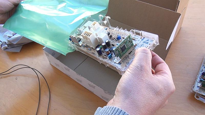 Neue Platine aus der Packung entnehmen Neue Platine aus der Packung entnehmen