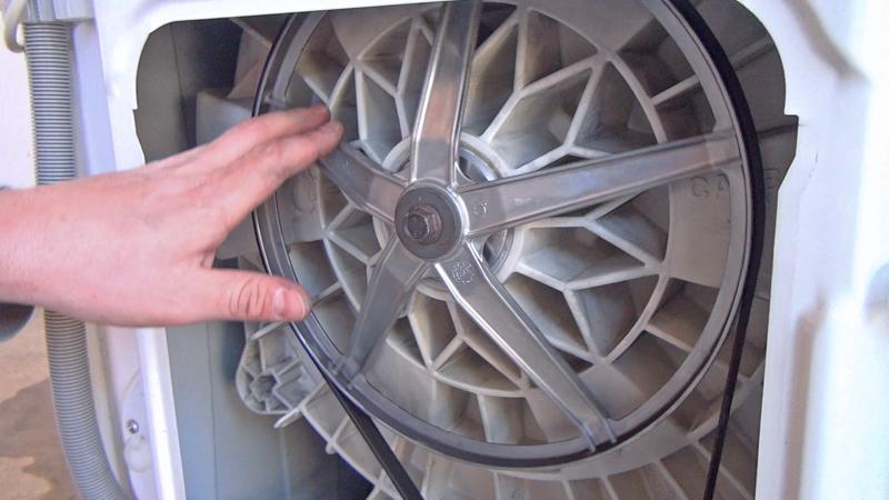 Kontrolle des Keilriemens auf richtige Lage Kontrolle des Keilriemens auf richtige Lage