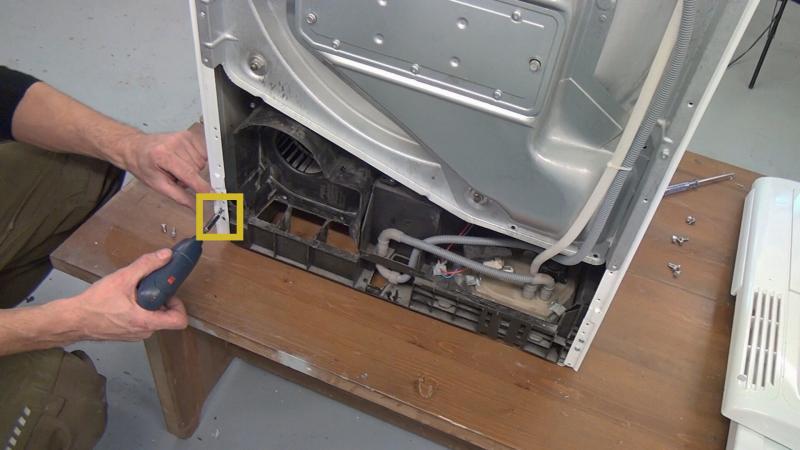 Hintere Schrauben des rechten Gehäusedeckels entfernen