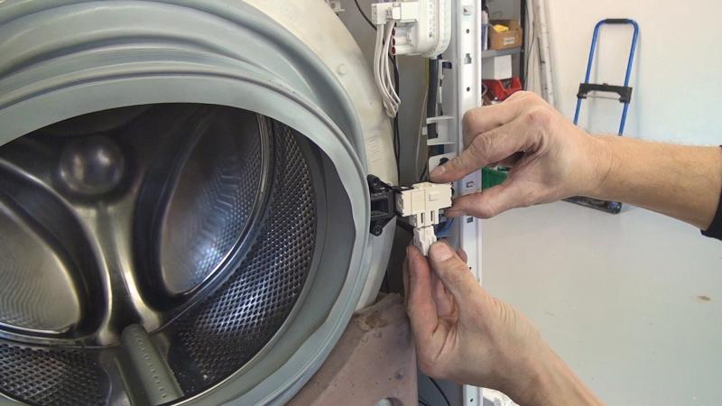 Neues Türschloss anstecken Neues Türschloss anstecken