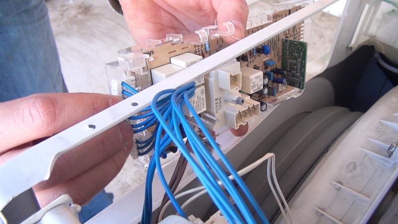 Seitlichen Kabel anschließen Seitlichen Kabel anschließen