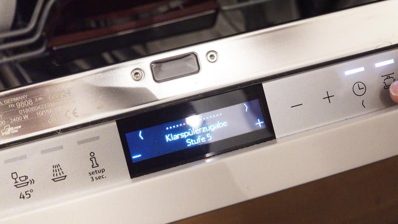 Klarspüler bei moderen Spülmaschinen einstellen