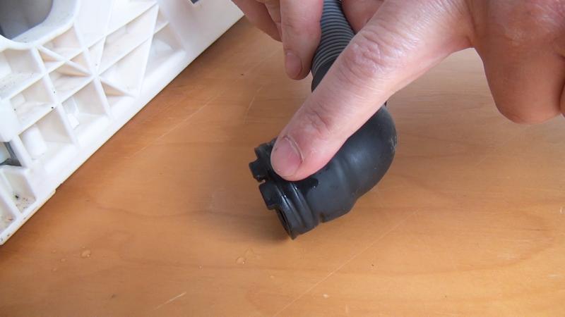 Auf die Aussparung im Ablaufschlauch achten und ggf. in Position drehen Auf die Aussparung im Ablaufschlauch achten und ggf. in Position drehen